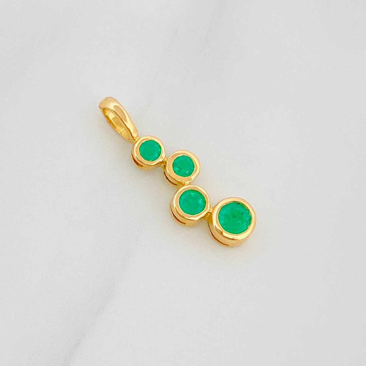 Dije Circulos Esmeraldas 36Pts 1 g / 2 cm Oro Amarillo 18K