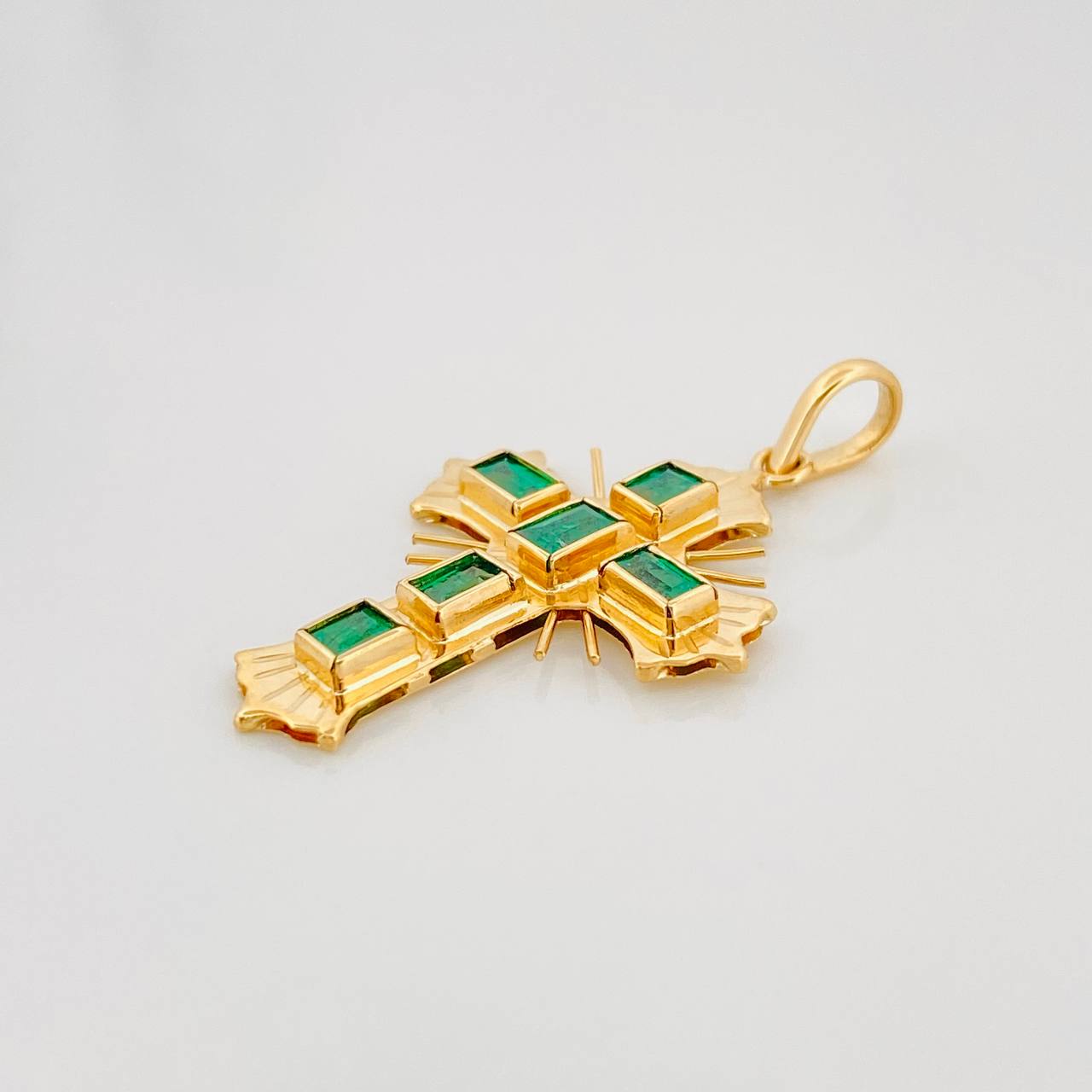 Dije Cruz Plana Esmeraldas 60Pts 2 g / 3.2 cm Oro Amarillo 18K