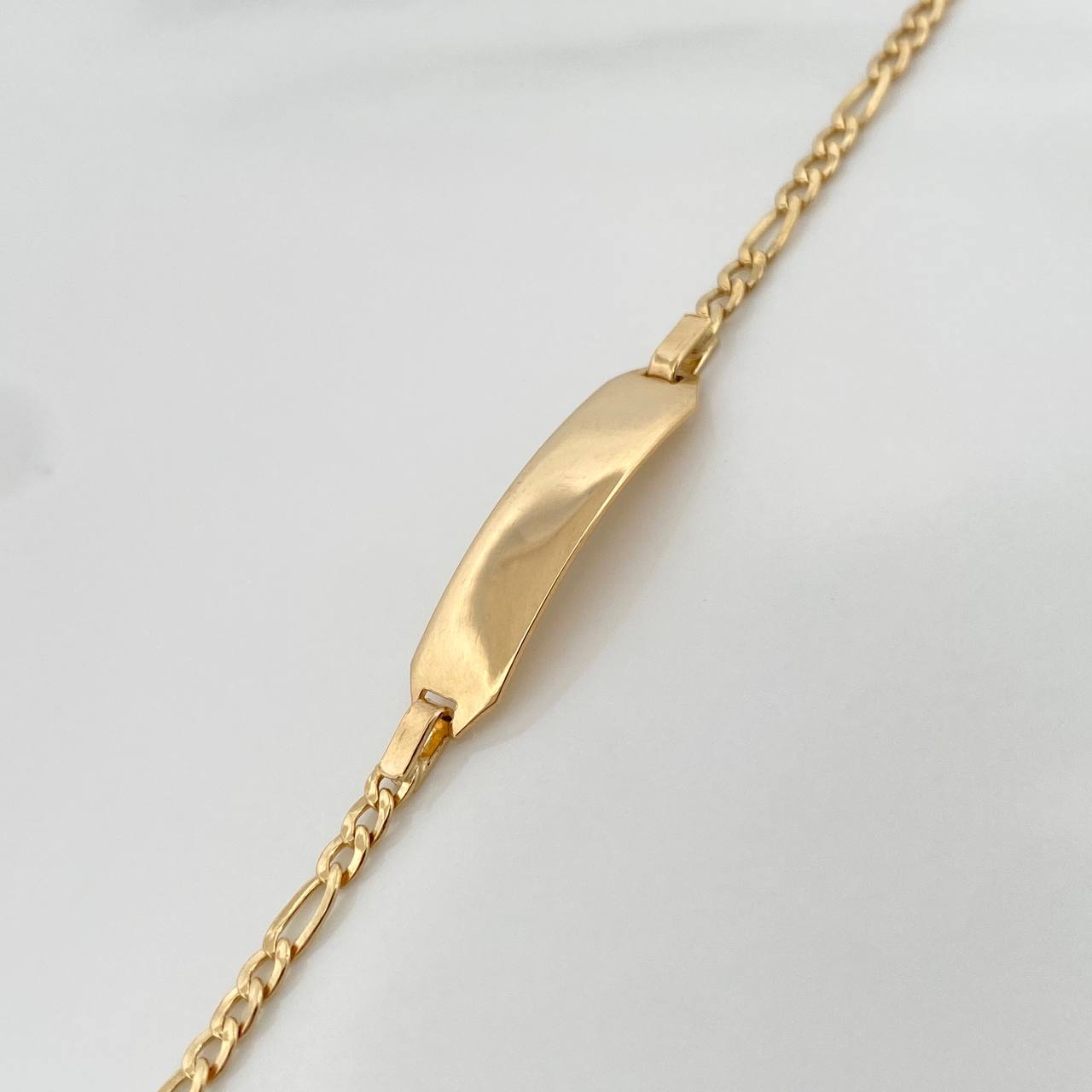 Pulso Placa Figaro 2.85gr / 15.5cm / 2.6mm Oro Amarillo +1 18K %