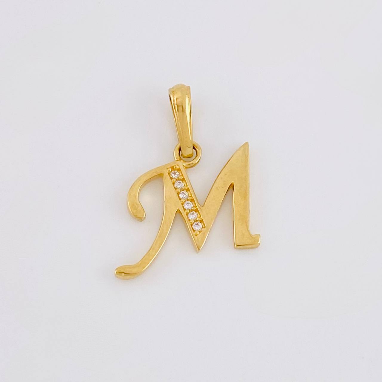 Dije Letra Cursiva M 1.4g / 2.1cm Oro Amarillo 18K