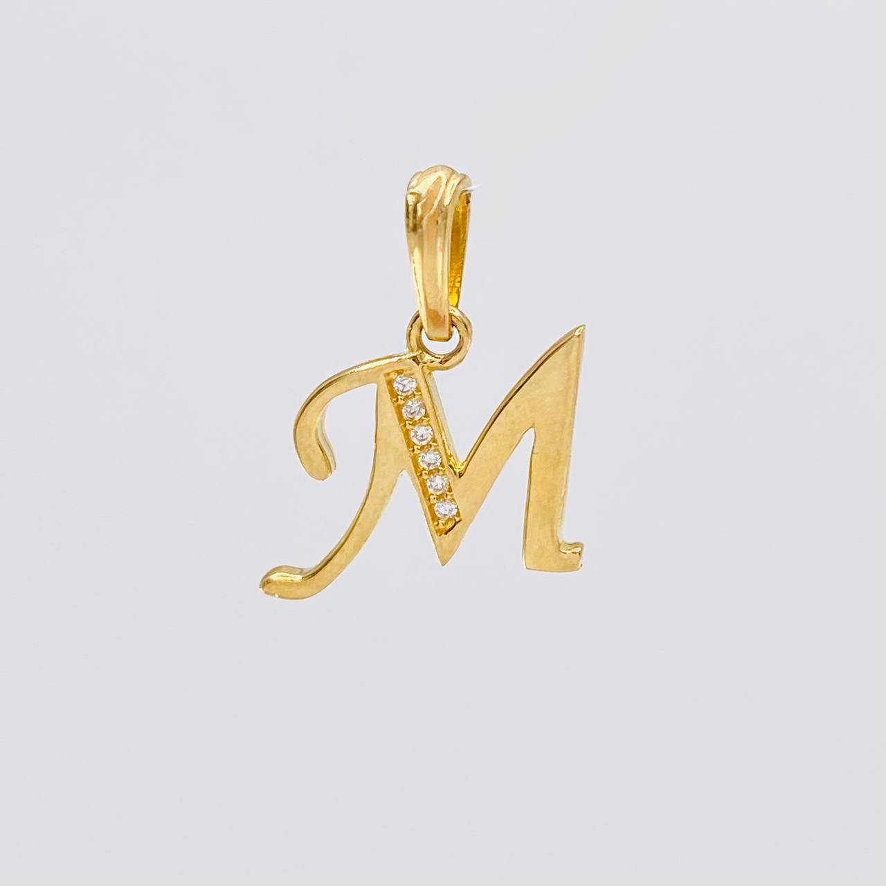 Dije Letra Cursiva M 1.4g / 2.1cm Oro Amarillo 18K