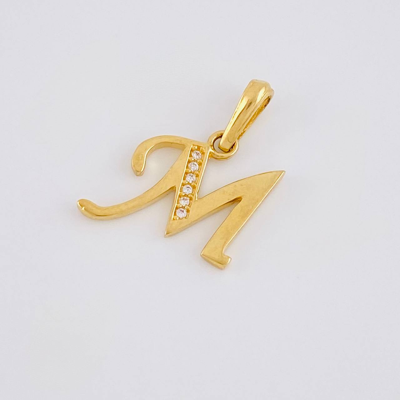 Dije Letra Cursiva M 1.4g / 2.1cm Oro Amarillo 18K