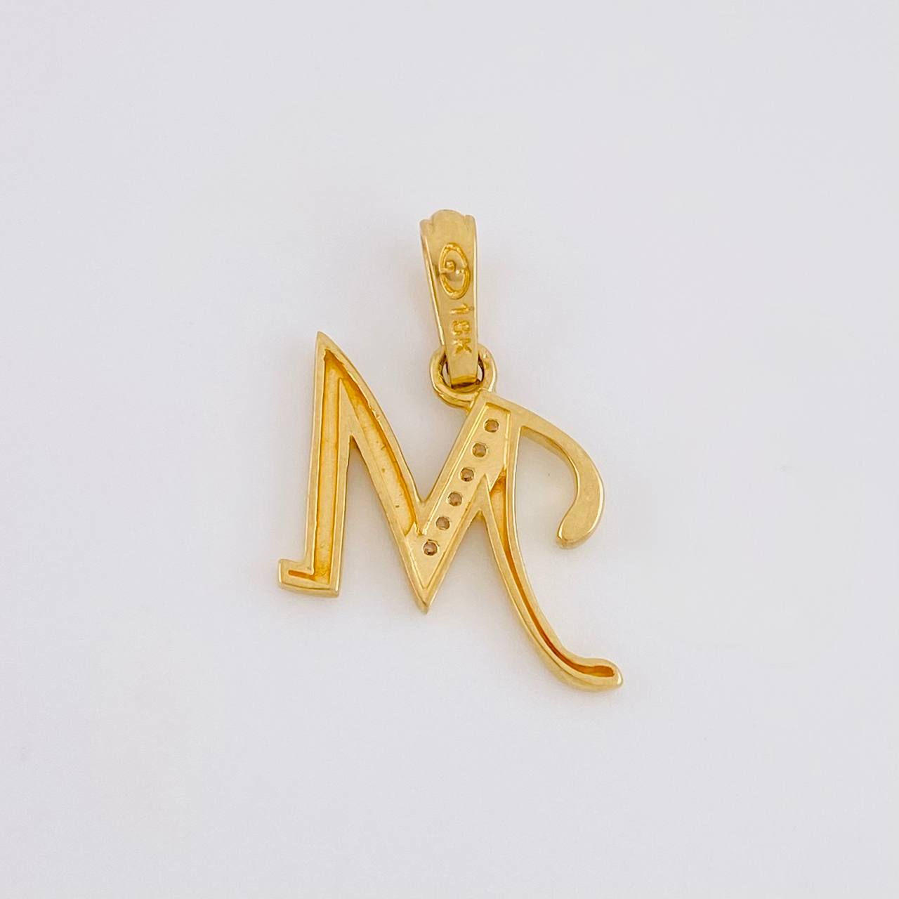 Dije Letra Cursiva M 1.4g / 2.1cm Oro Amarillo 18K