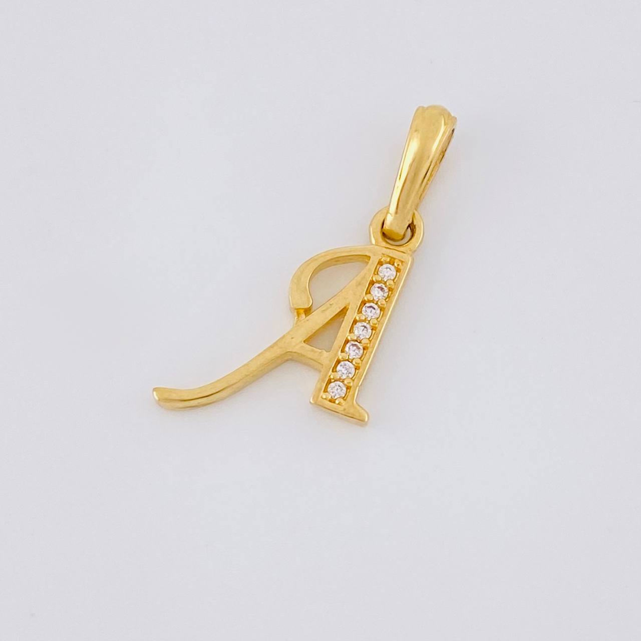 Dije Letra Cursiva a 1g / 2.3cm Oro Amarillo 18K
