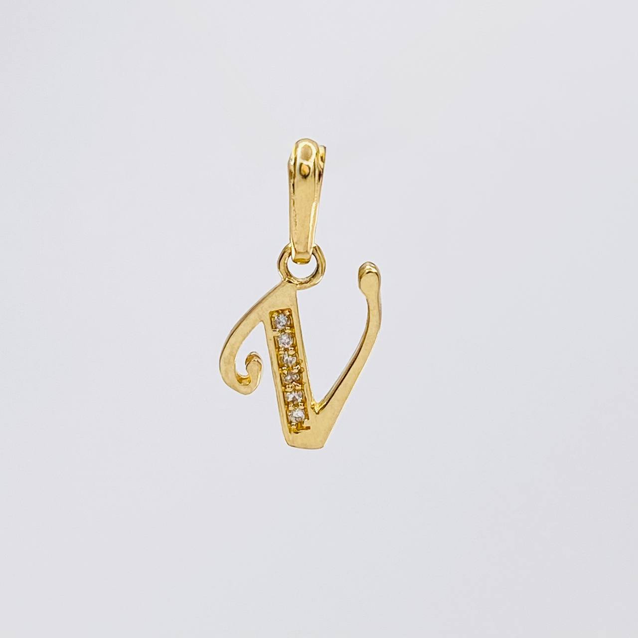 Dije Letra Cursiva V 0.95g / 1.9cm Oro Amarillo 18K