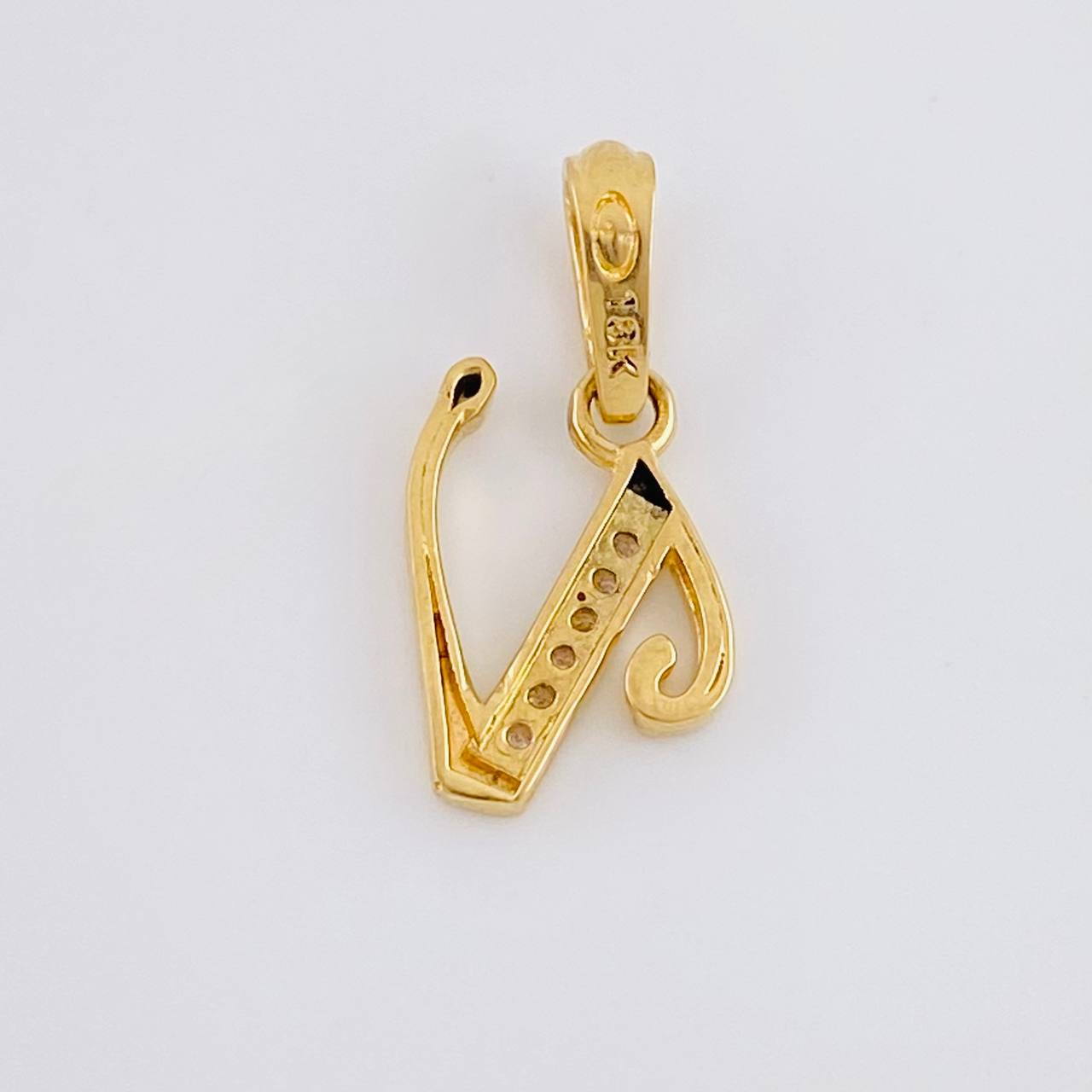 Dije Letra Cursiva V 0.95g / 1.9cm Oro Amarillo 18K