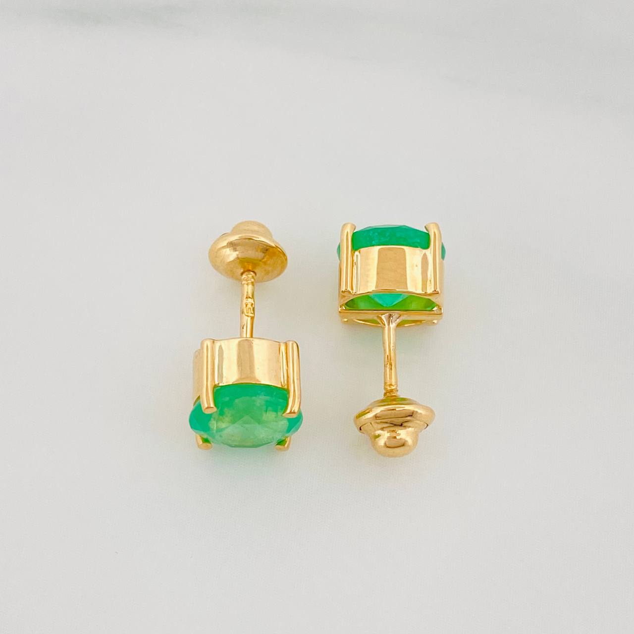 Topos Cuatro Garras Esmeraldas 2.20Qts 1.9 g / 6.65 mm Oro Amarillo 18K
