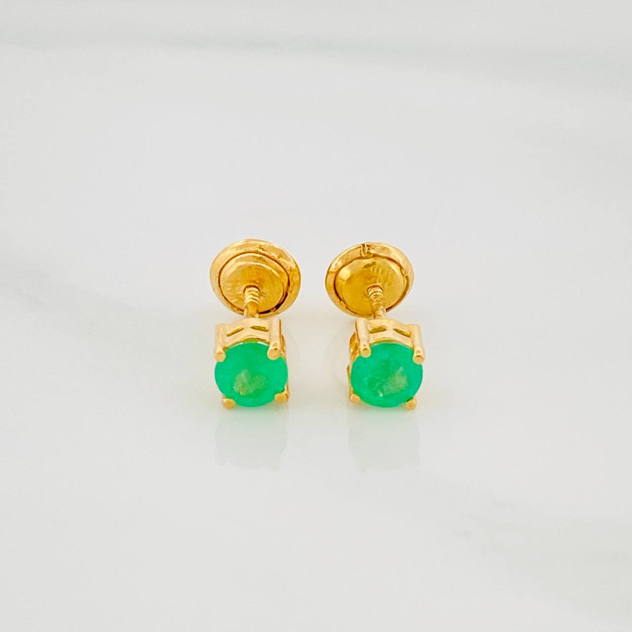 Topos Cuatro Garras Esmeraldas 33Pts 0.8 g / 3.52 mm Oro Amarillo 18K