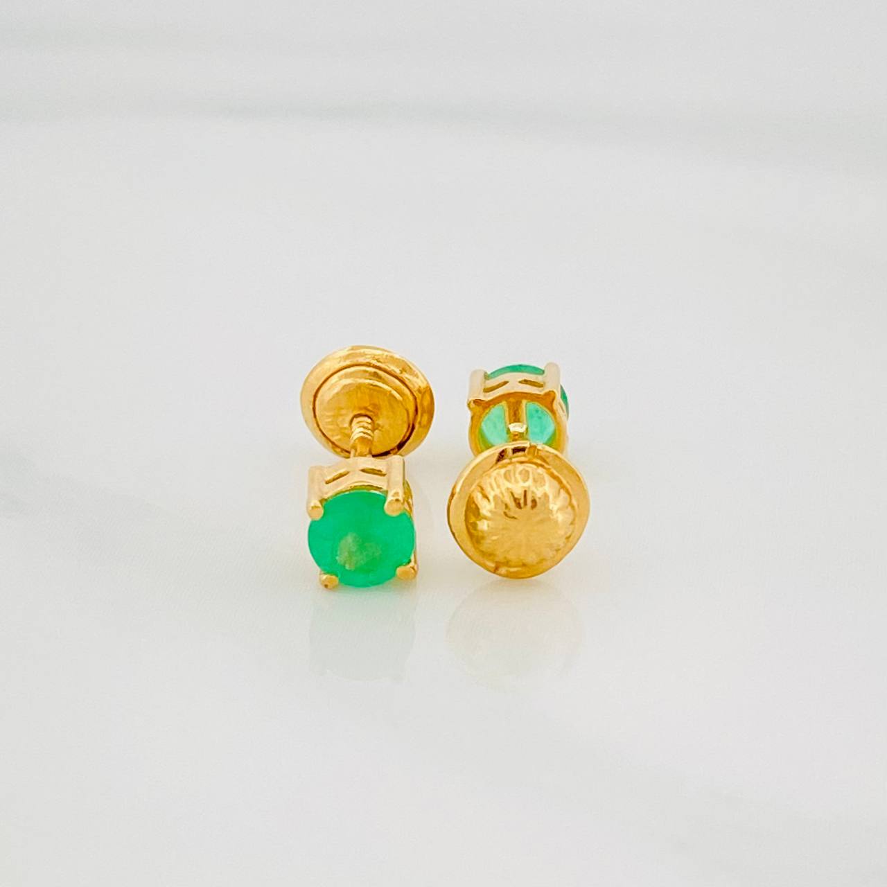 Topos Cuatro Garras Esmeraldas 33Pts 0.8 g / 3.52 mm Oro Amarillo 18K