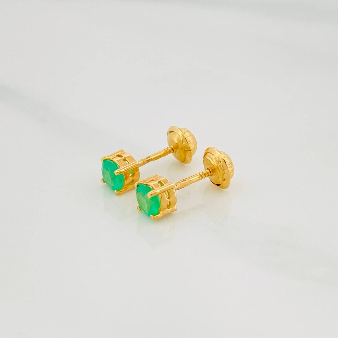 Topos Cuatro Garras Esmeraldas 33Pts 0.8 g / 3.52 mm Oro Amarillo 18K
