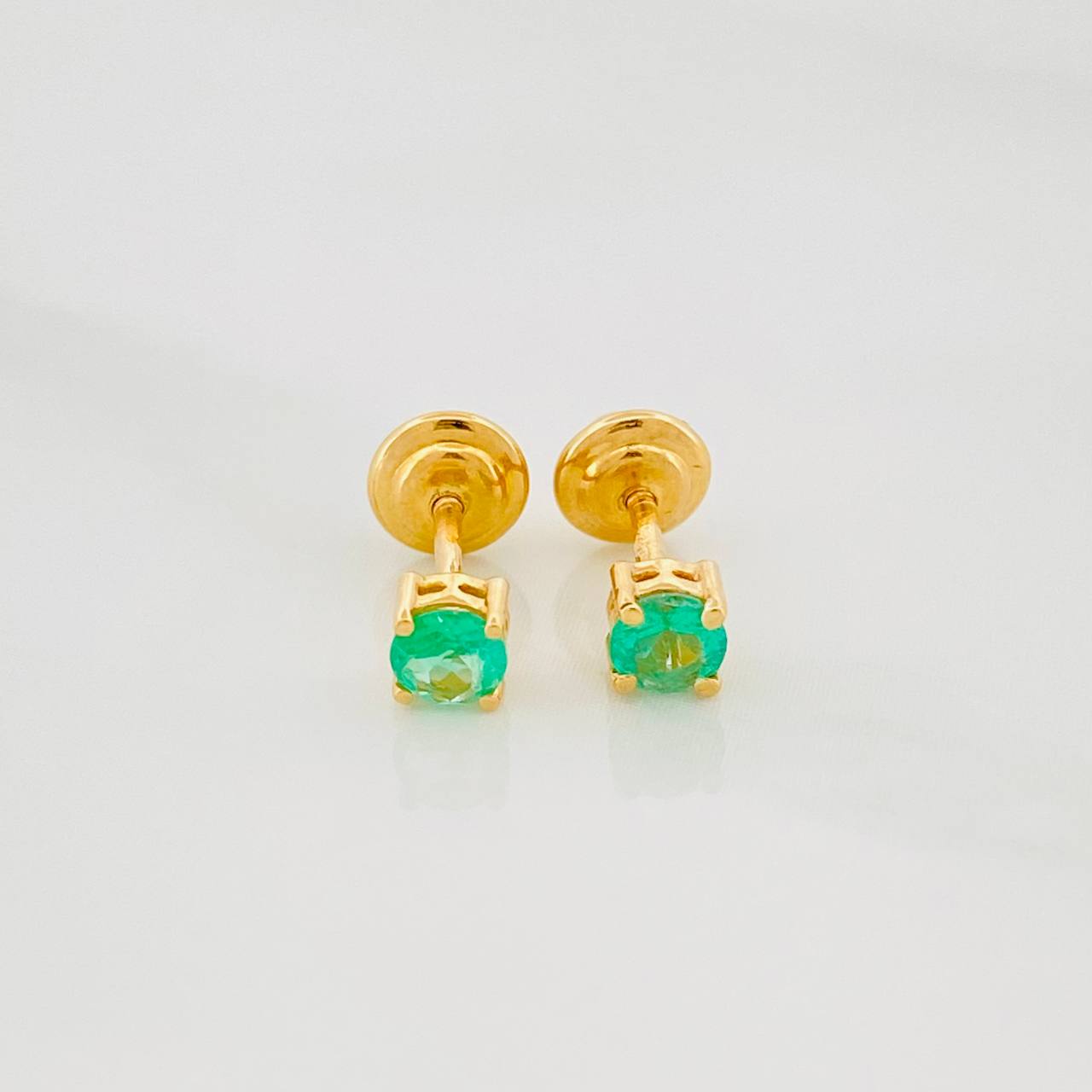 Topos Cuatro Garras Esmeralda 21Pts 0.7 g / 0.6 mm Oro Amarillo 18K