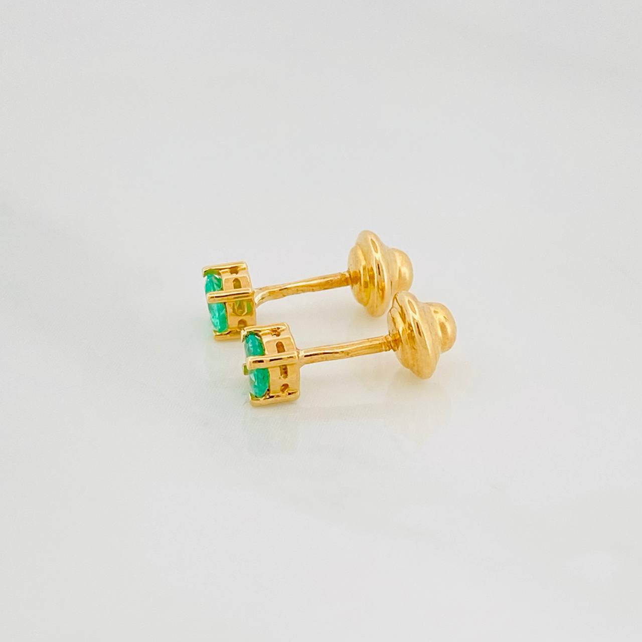 Topos Cuatro Garras Esmeraldas 30Pts 0.8 g / 3.5 mm Oro Amarillo 18K