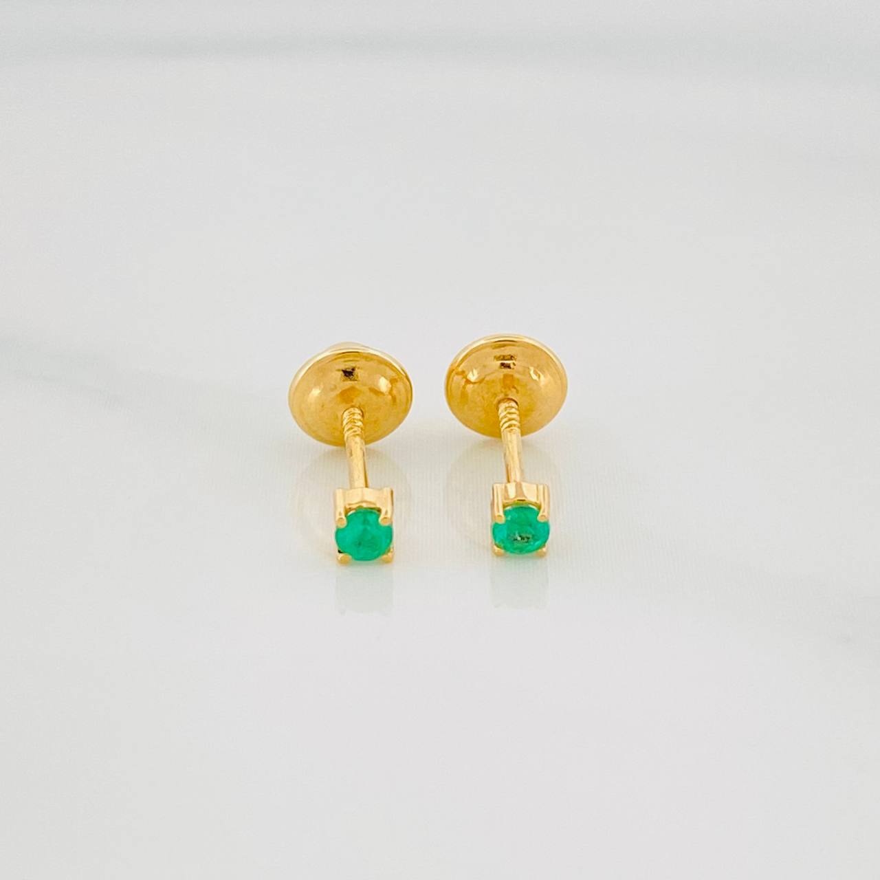Topos Cuatro Garras Esmeraldas 09Pts 0.55 g / 2.2 mm Oro Amarillo 18K