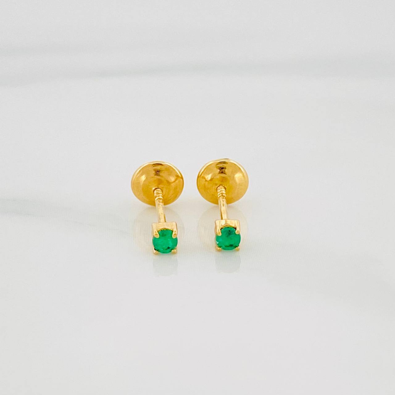 Topos Cuatro Garras Esmeraldas 09Pts 0.5 g / 2.2 mm Oro Amarillo 18K
