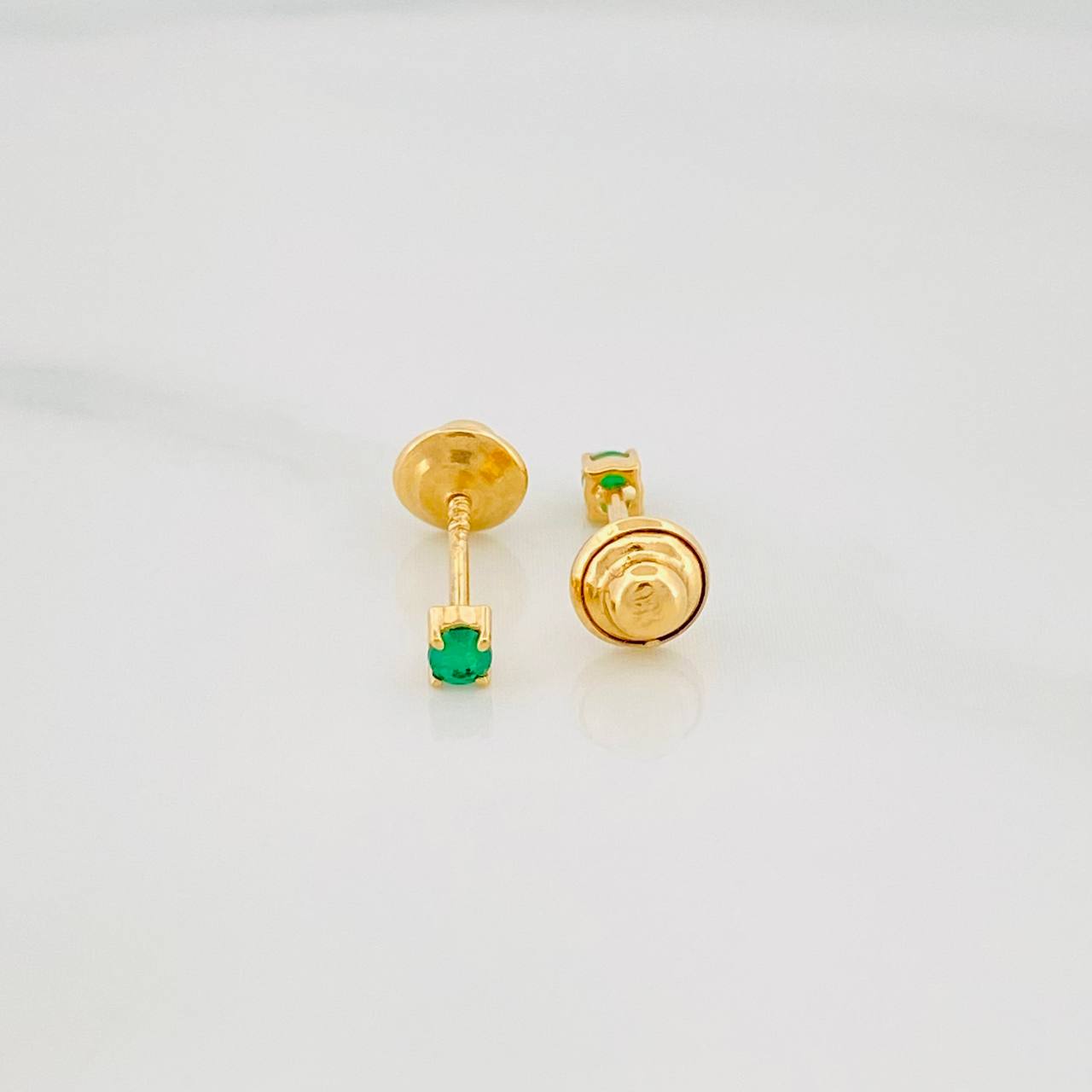 Topos Cuatro Garras Esmeraldas 09Pts 0.5 g / 2.2 mm Oro Amarillo 18K