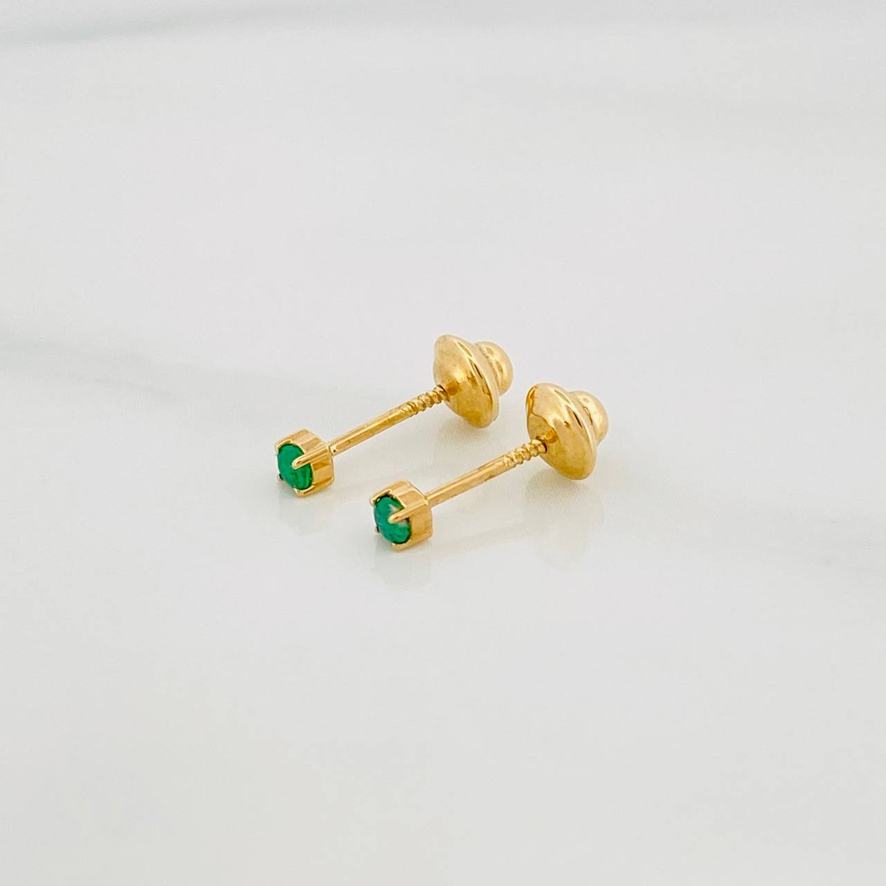 Topos Cuatro Garras Esmeraldas 09Pts 0.5 g / 2.2 mm Oro Amarillo 18K