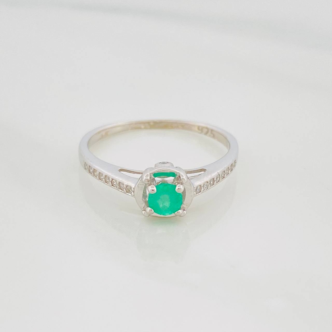 Anillo Halo Esmeralda 22Pts 1.35 g / T6 1/2 Plata 925