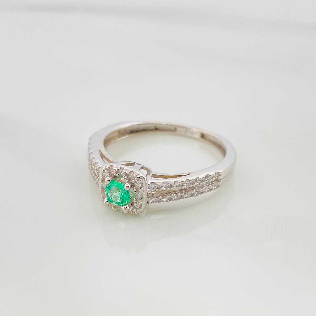 Anillo Halo Cuadrado Esmeralda 14Pts 1.75 g / T7 3/4 Plata 925