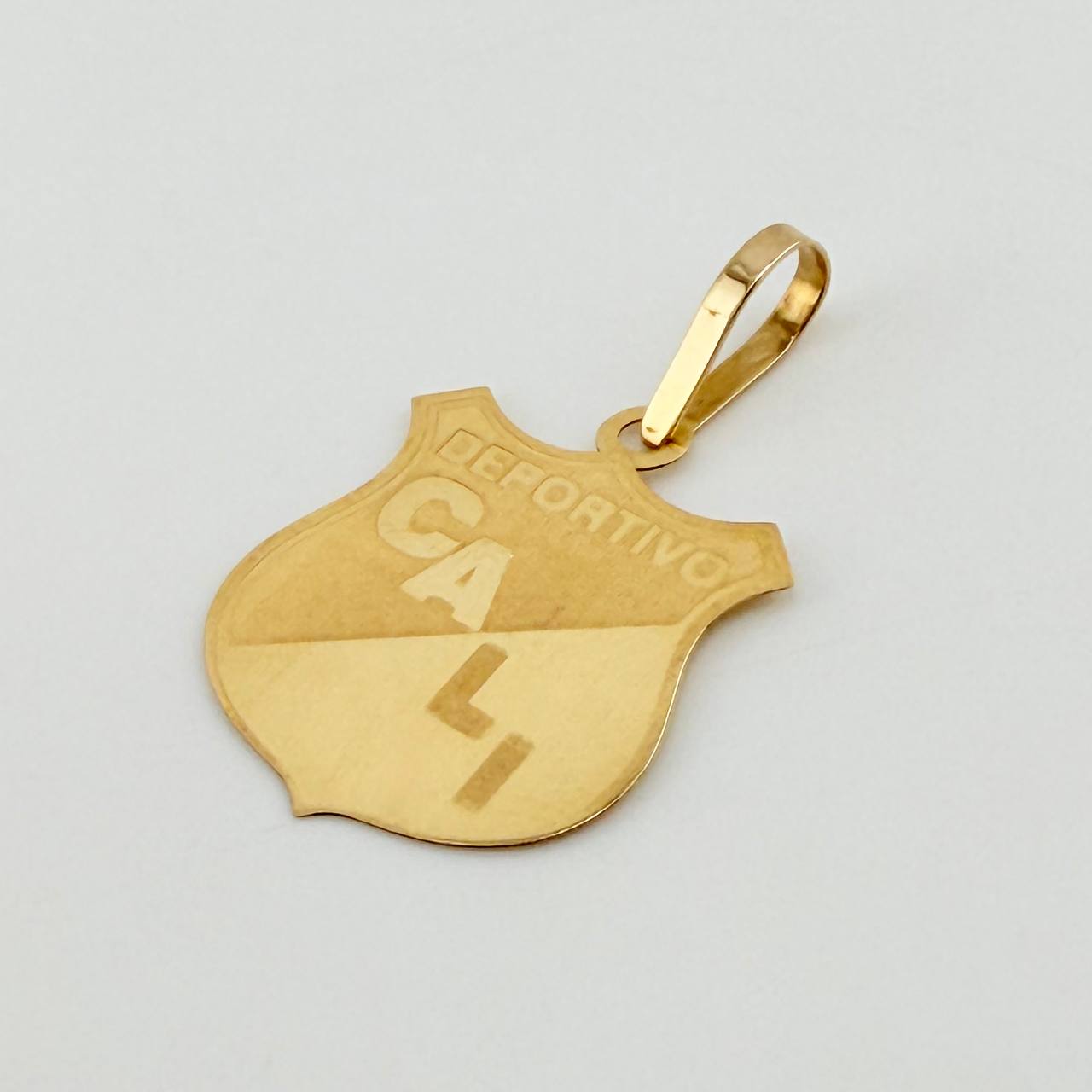 Dije Escudo Deportivo Cali 1.2gr / 3.1cm / Oro Amarillo 18K ©