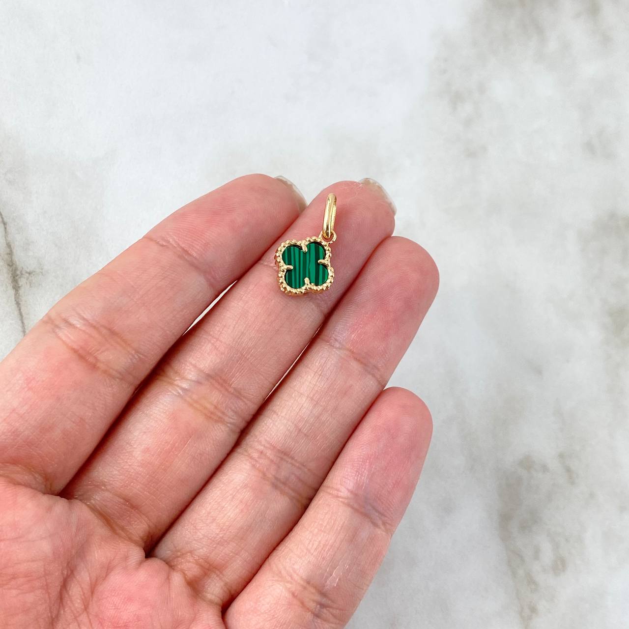Dije Trebol VCyA 1.25gr / 1.7cm / Malaquita Verde Punteado Oro Amarillo Nac.Esp. 18K *