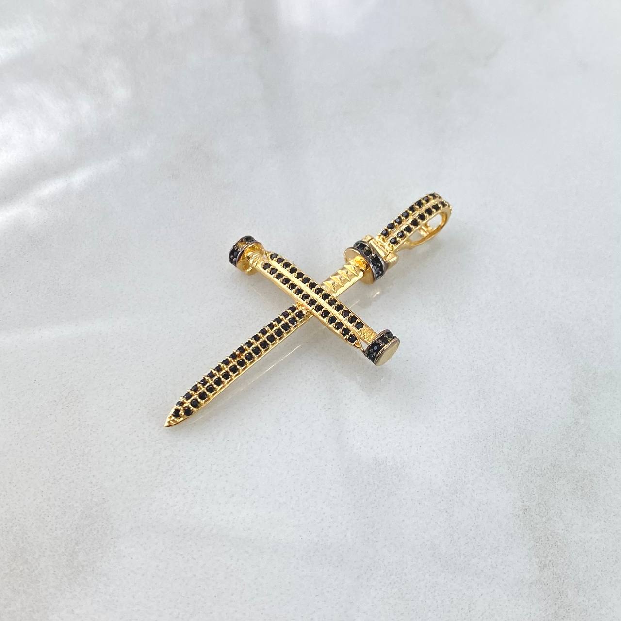 Dije Cruz Clavo 4.15gr / 4.5cm / Circones Negros  Oro Amarillo 18K ©
