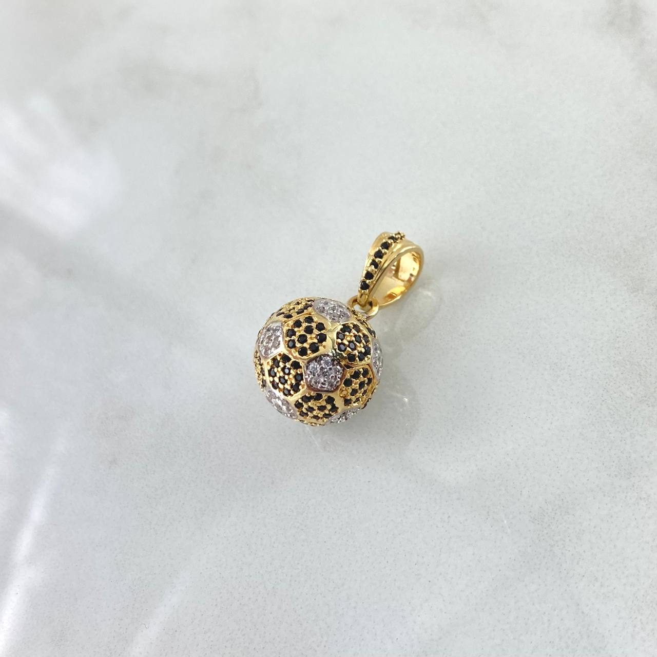 Dije Balon De Fútbol 7.05gr / 2cm / Circones Blancos Negros Oro Amarillo 18K ©