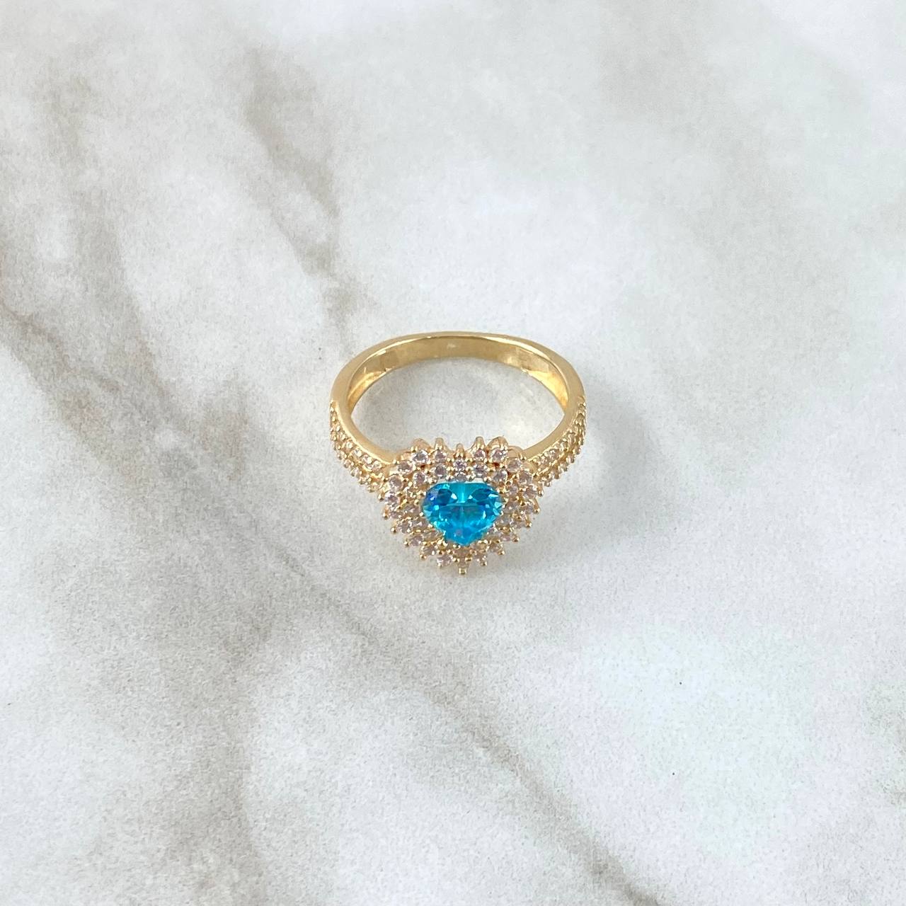 Anillo Halo Corazón Tupido 4.2gr / T7 1/4 / Circones Blancos Azul Oro Amarillo 18K ©