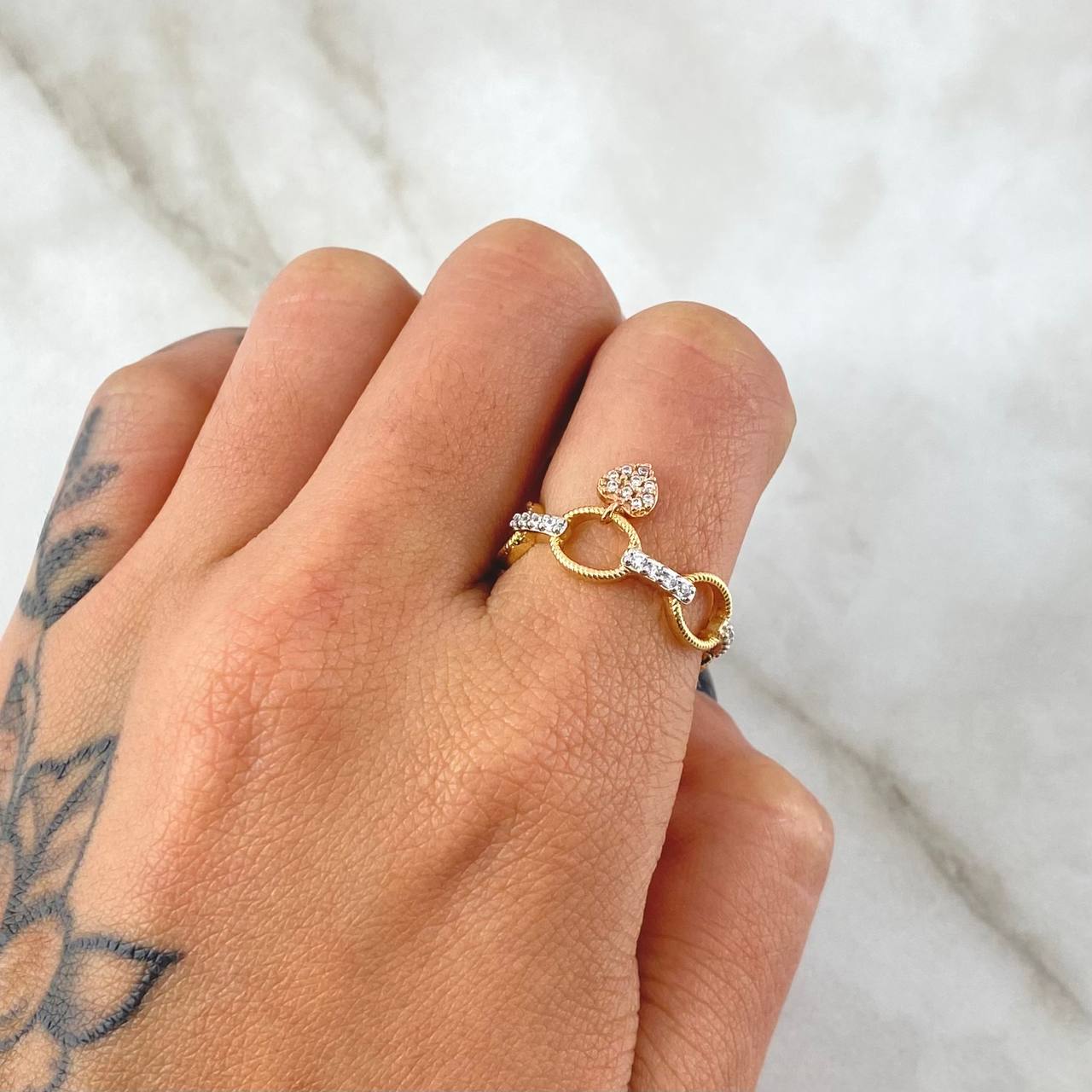 Anillo Aros Entrelazados Corazón Colgante 3gr / T6 1/4 / Circones Blancos Tres Oros 18K ©