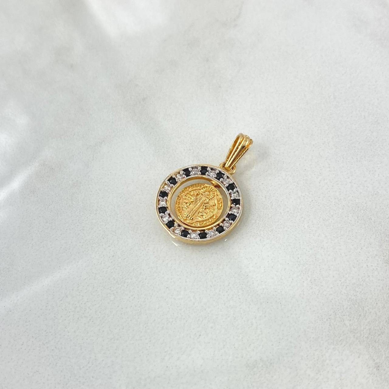 Dije San Benito En Aro Movil 2.2gr / 2.2cm / Circones Blancos Negros Oro Amarillo 18K
