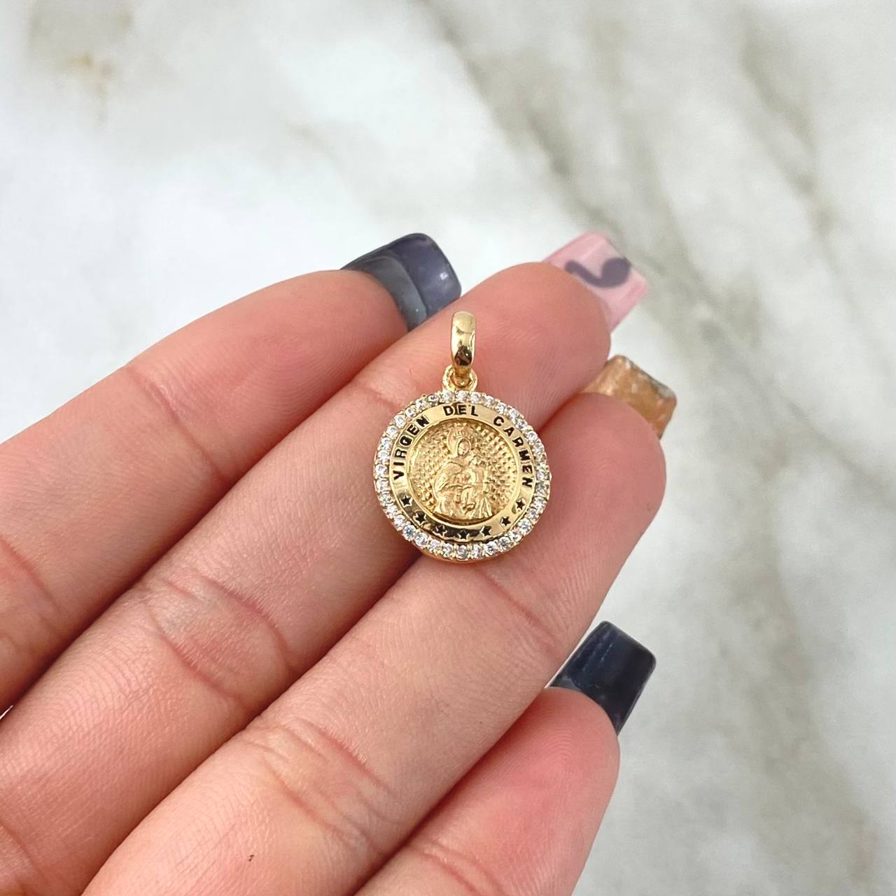 Dije Virgen del Carmen 2.4gr / 2cm / Circones Blancos Oro Amarillo 18K