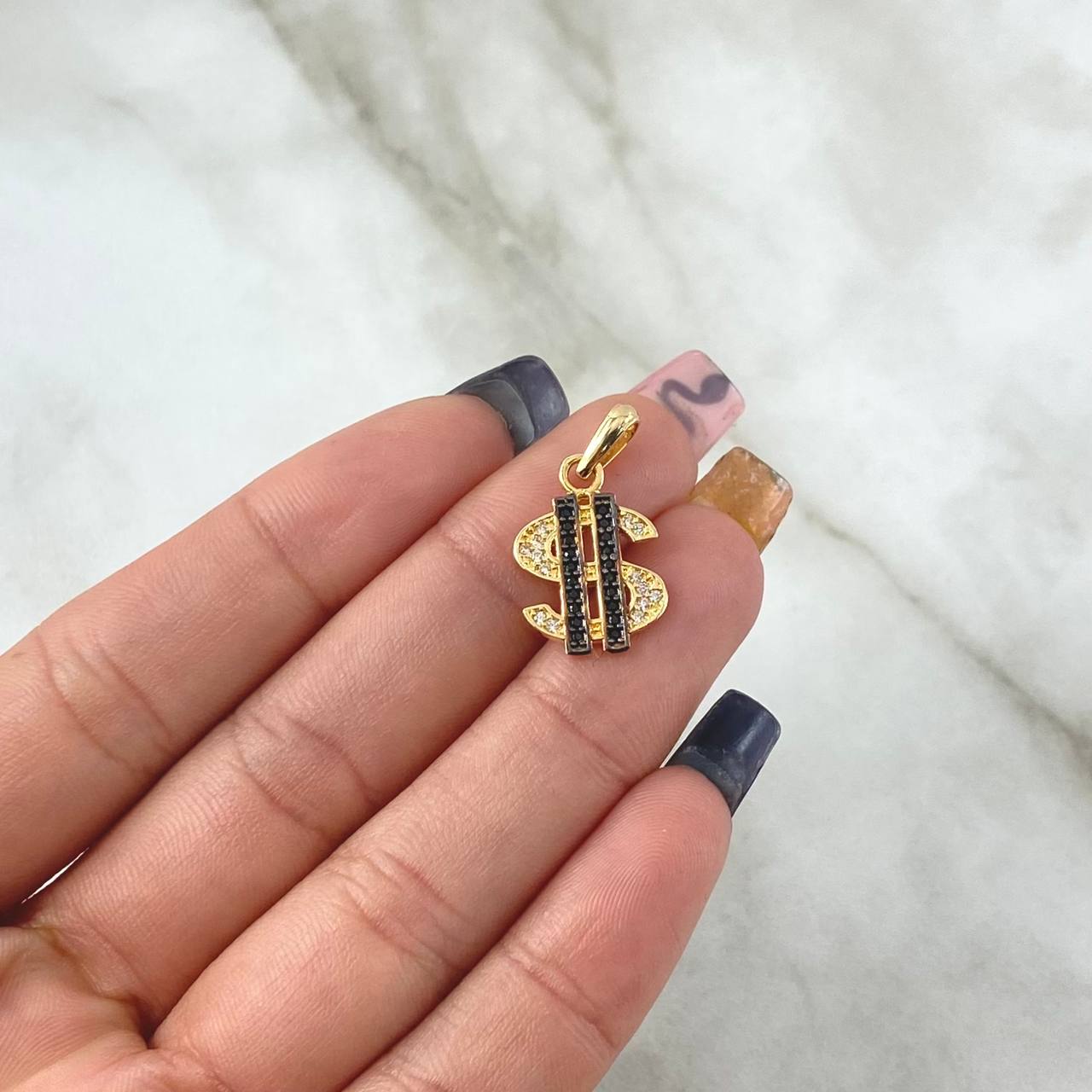 Dije Sigo Dólar 1.7gr / 2.1cm / Circones Blancos Negros Oro Amarillo 18K