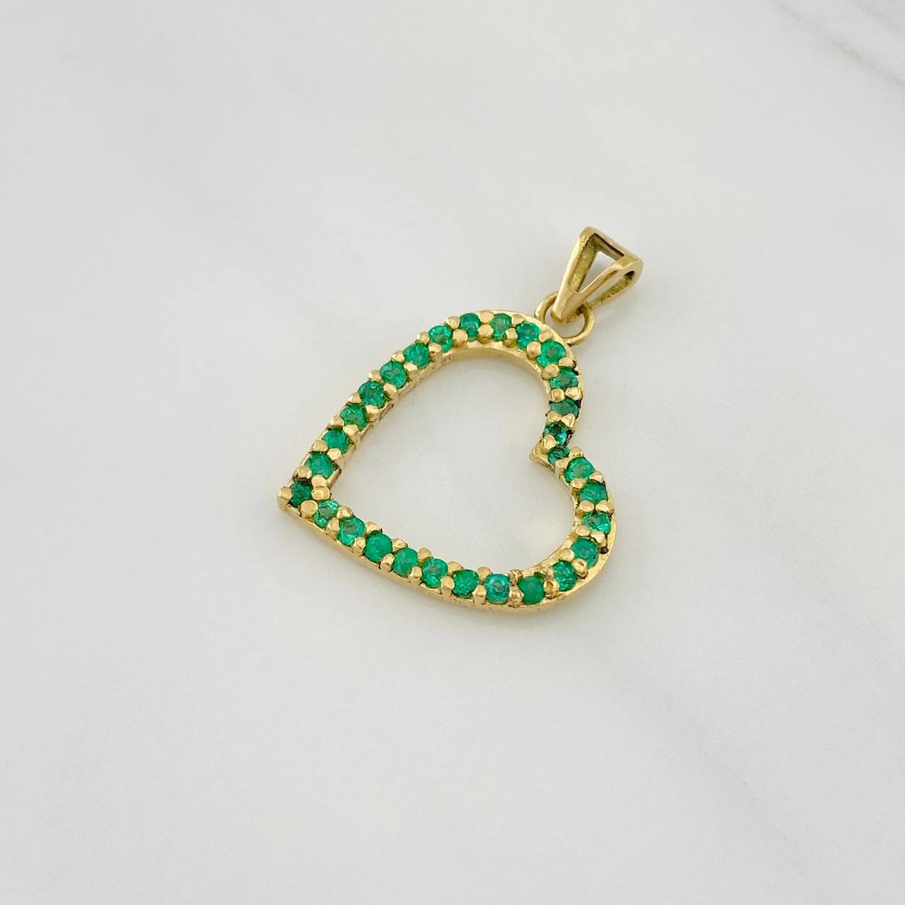 Dije Corazon Esmeraldas 27pts 2.05g / 2.05cm Oro Amarillo 18K