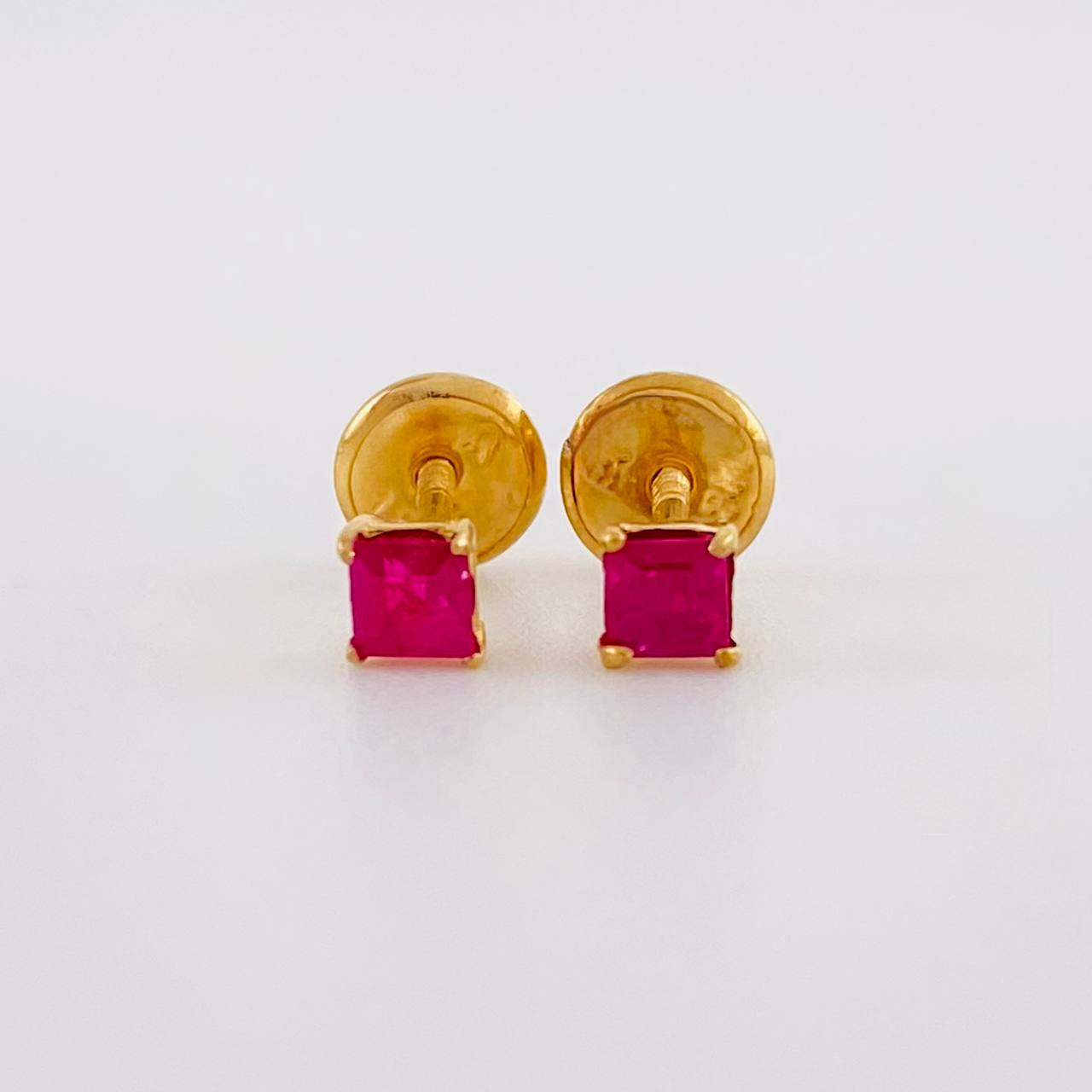 Topos Cuadro Cuatro Garras Rubí 28pts 0.6g / 3.3mm Oro Amarillo 18K
