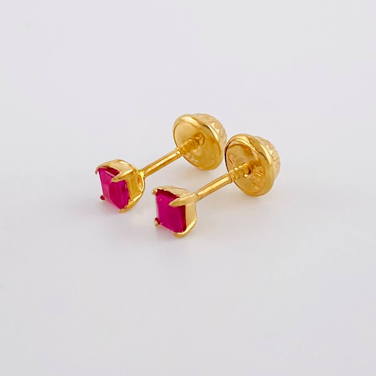Topos Cuadro Cuatro Garras Rubí 28pts 0.6g / 3.3mm Oro Amarillo 18K