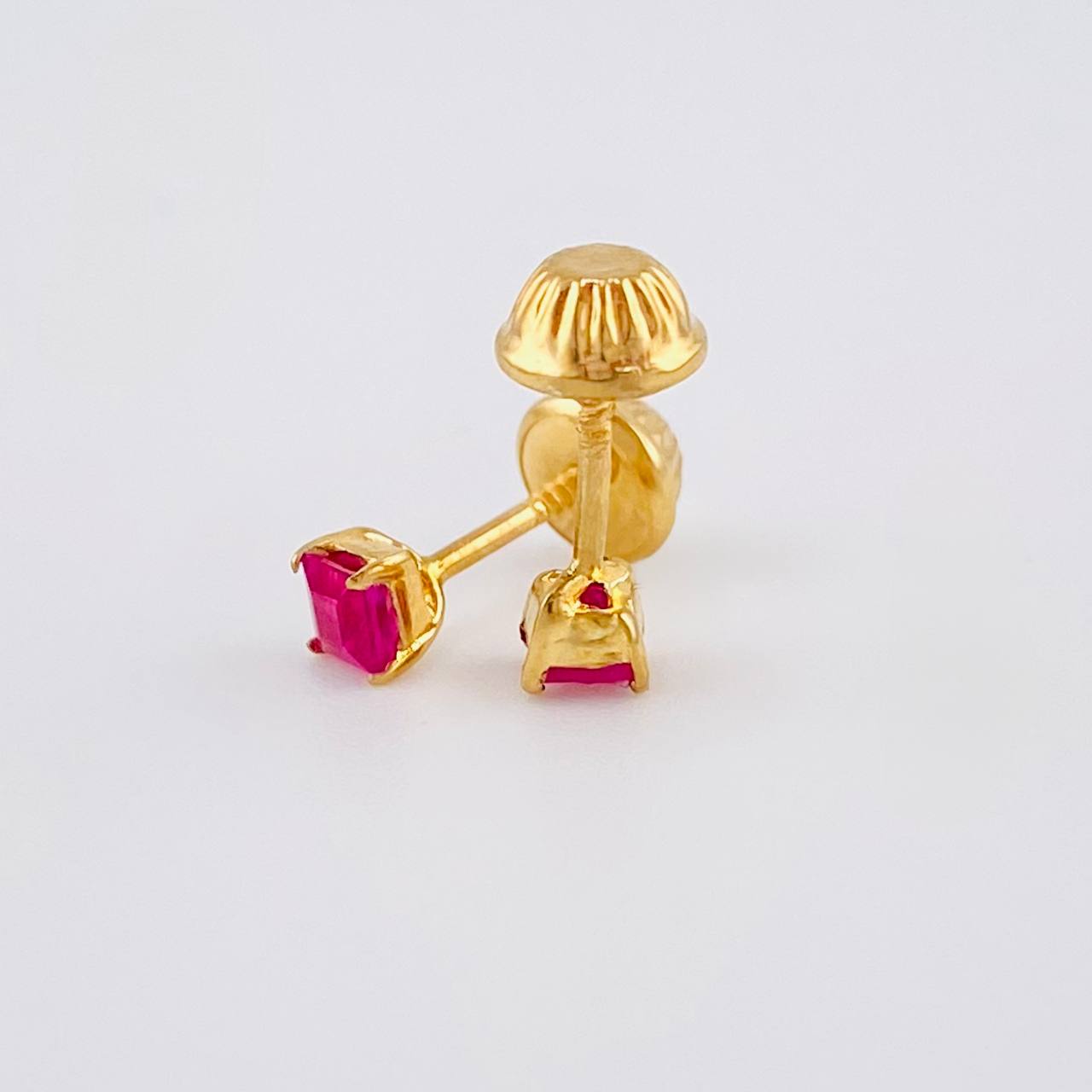 Topos Cuadro Cuatro Garras Rubí 28pts 0.6g / 3.3mm Oro Amarillo 18K