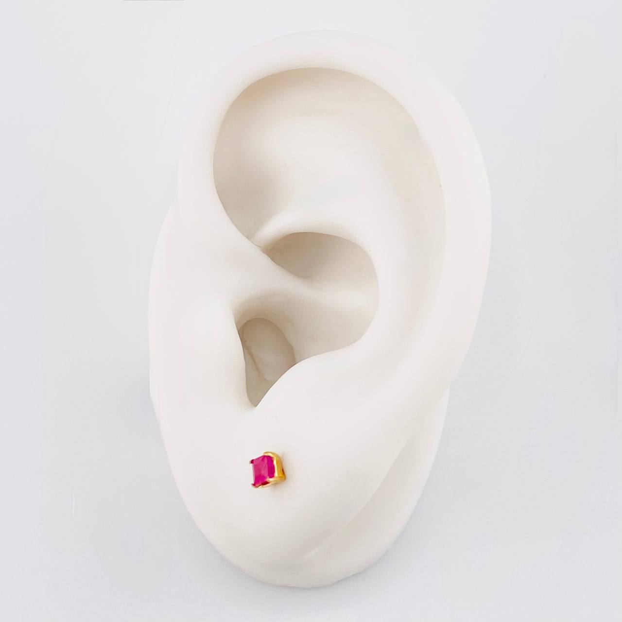 Topos Cuadro Cuatro Garras Rubí 28pts 0.6g / 3.3mm Oro Amarillo 18K