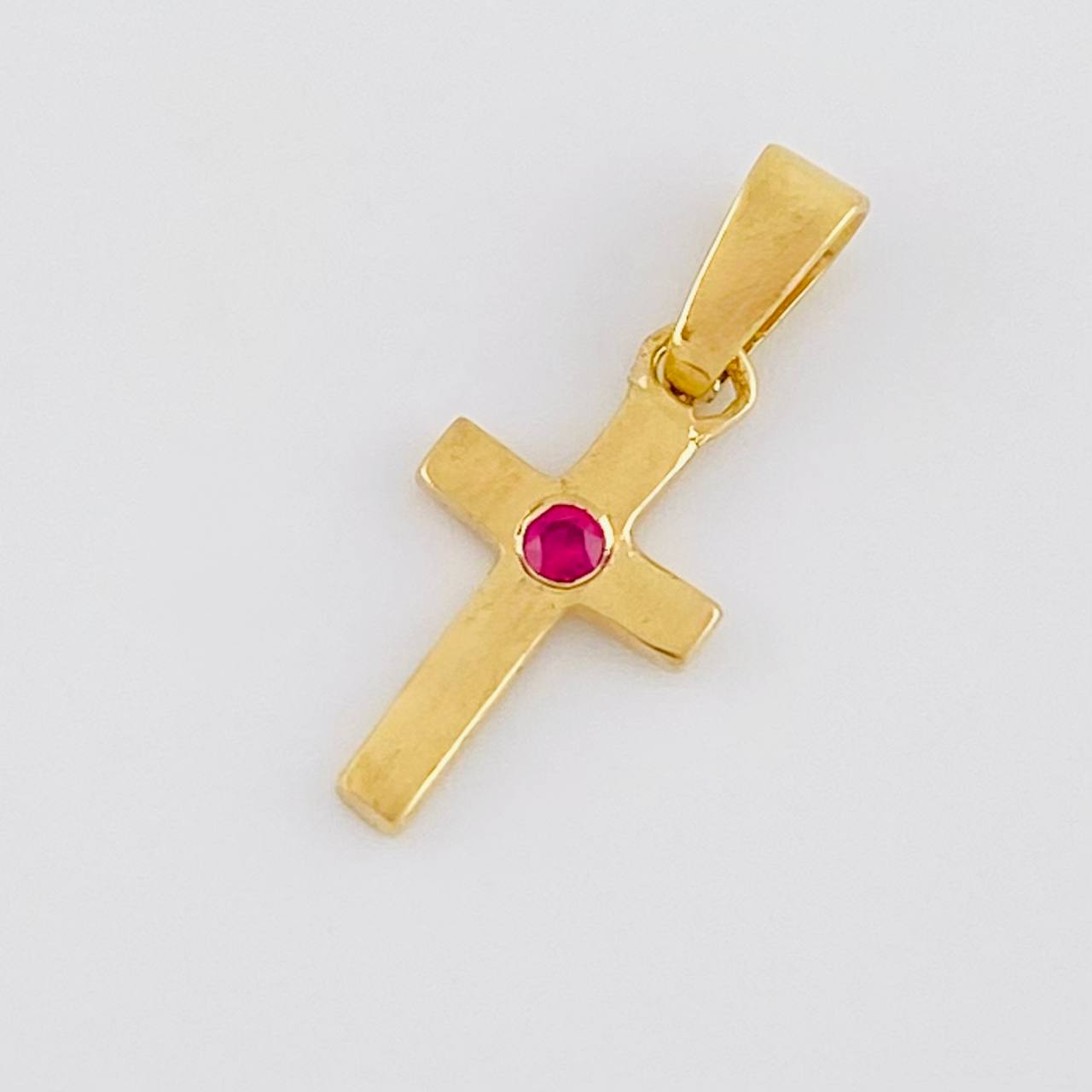 Dije Cruz Lisa Rubí 5pts 0.5g / 1.7cm Oro Amarillo 18K