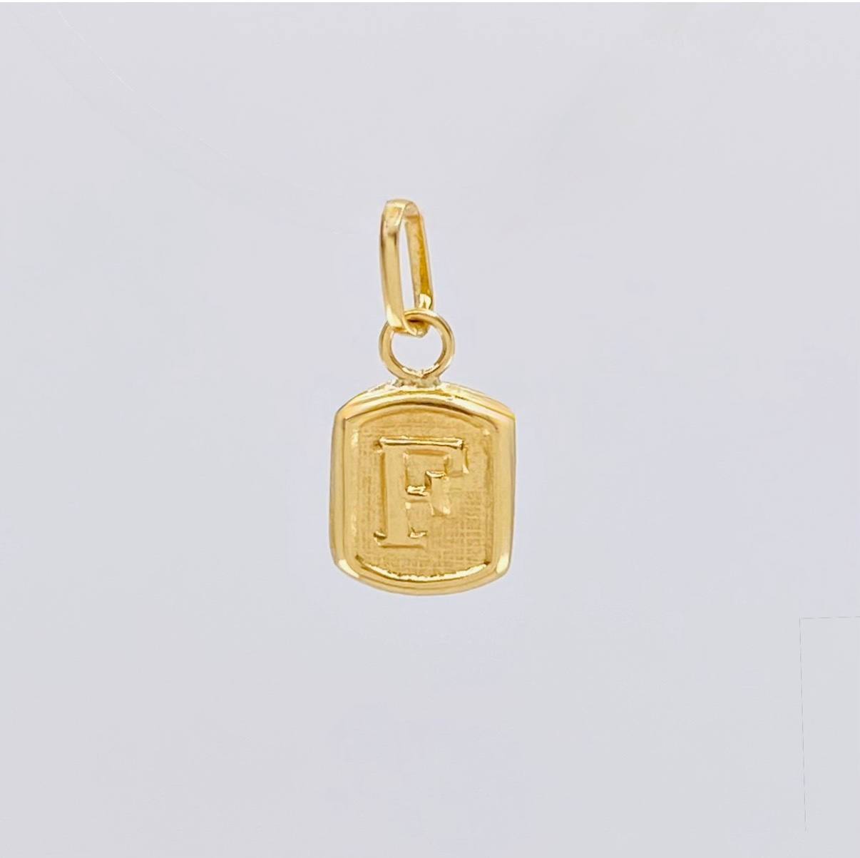 Dije Letra F 0.3g / 1.5cm Oro Amarillo 18K