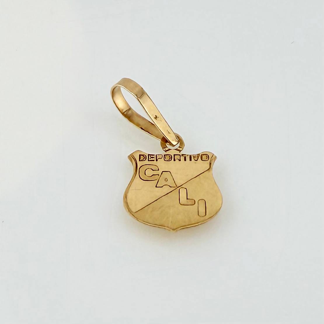 Dije Escudo Deportivo Cali 0.5gr / 2.3cm / Oro Amarillo 18K ©