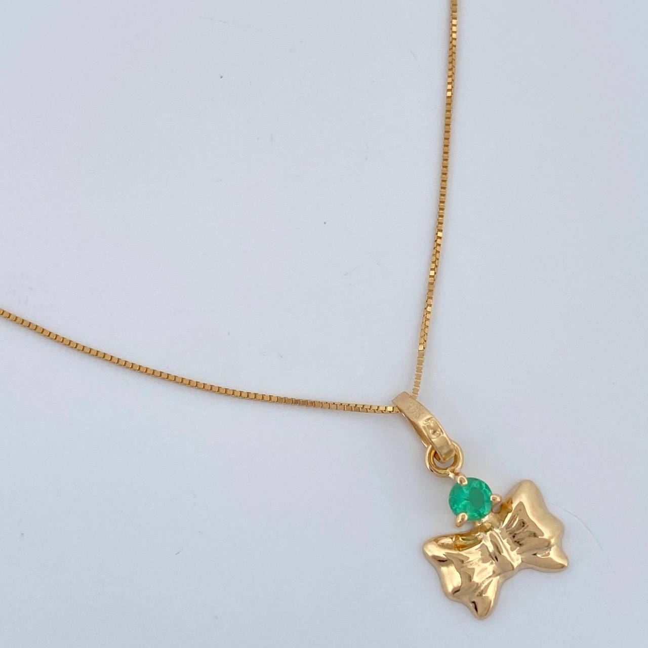 Set Cadena y Dije Veneciana + Dije Moño Esmeralda 1.3gr / 45cm / 0.4mm Oro Amarillo 18K (joya)%