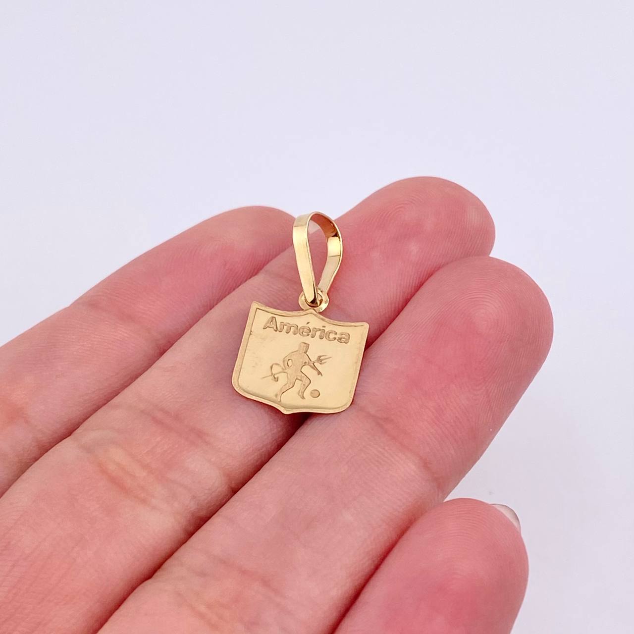 Dije Deportivo America 0.55gr / 2cm / Oro Amarillo 18K