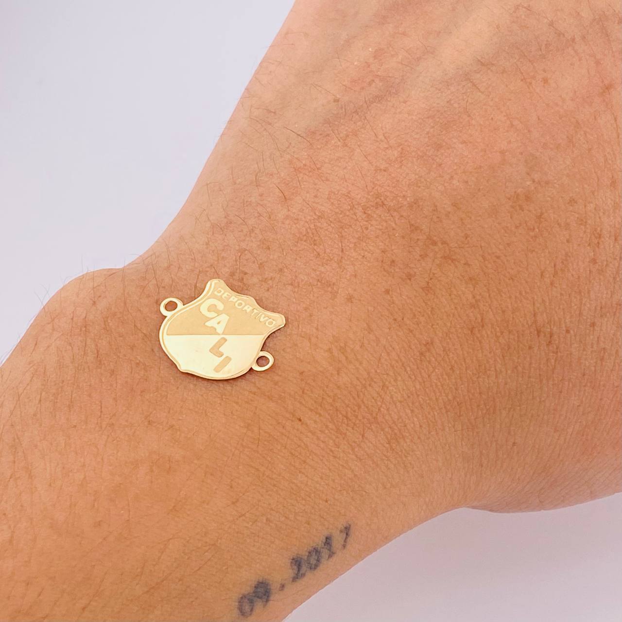 Herraje Escudo Deportivo Cali 0.45gr / 1.7cm / Oro Amarillo 18K ©