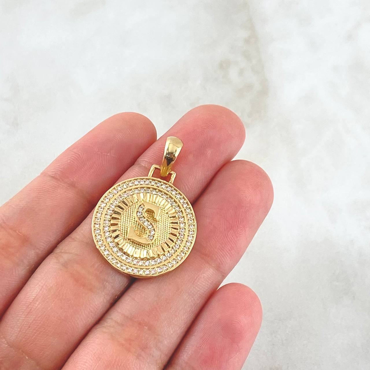 Dije Medalla Letra S 5.05gr / 3.1cm / Circones Blancos Oro Amarillo 18K