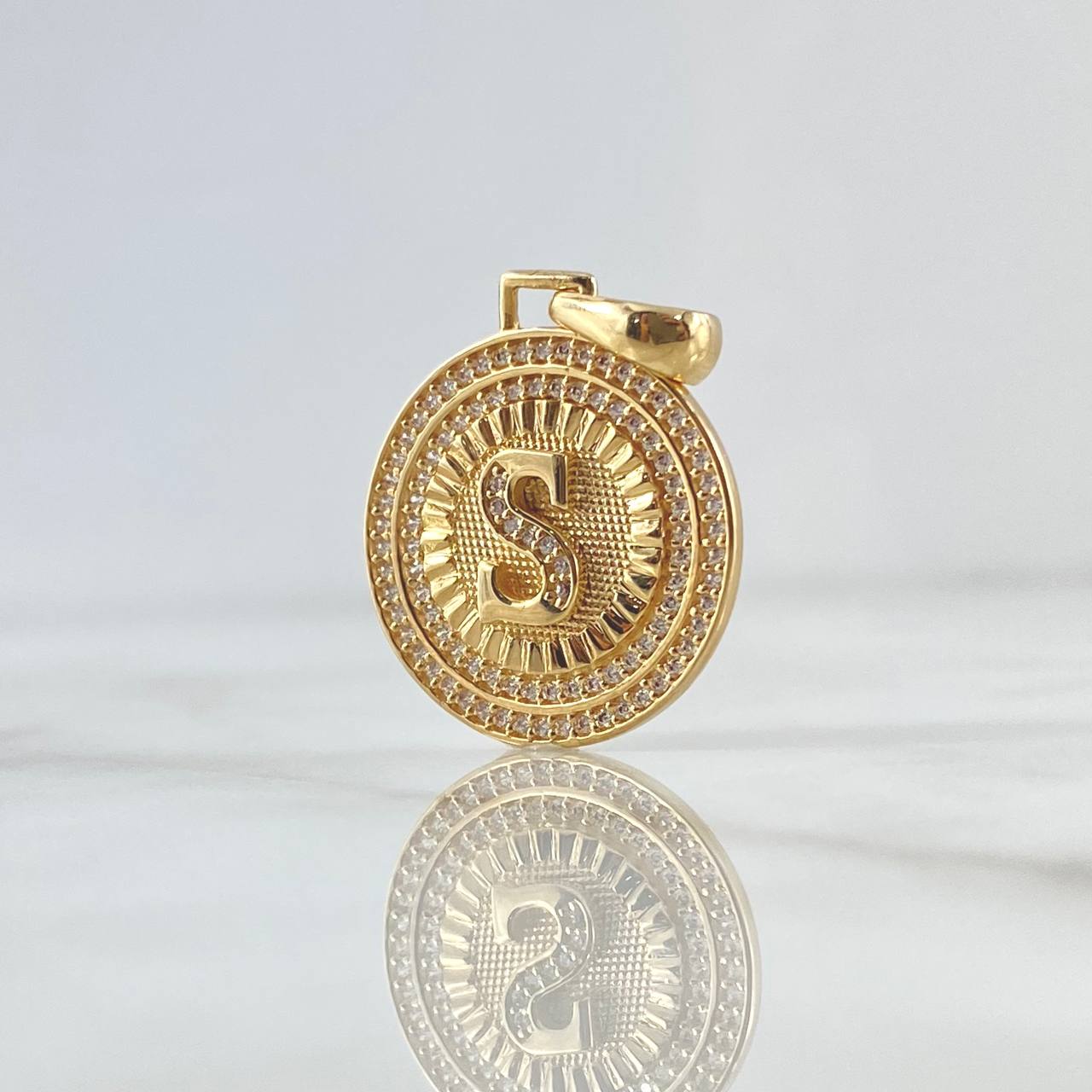 Dije Medalla Letra S 5.05gr / 3.1cm / Circones Blancos Oro Amarillo 18K