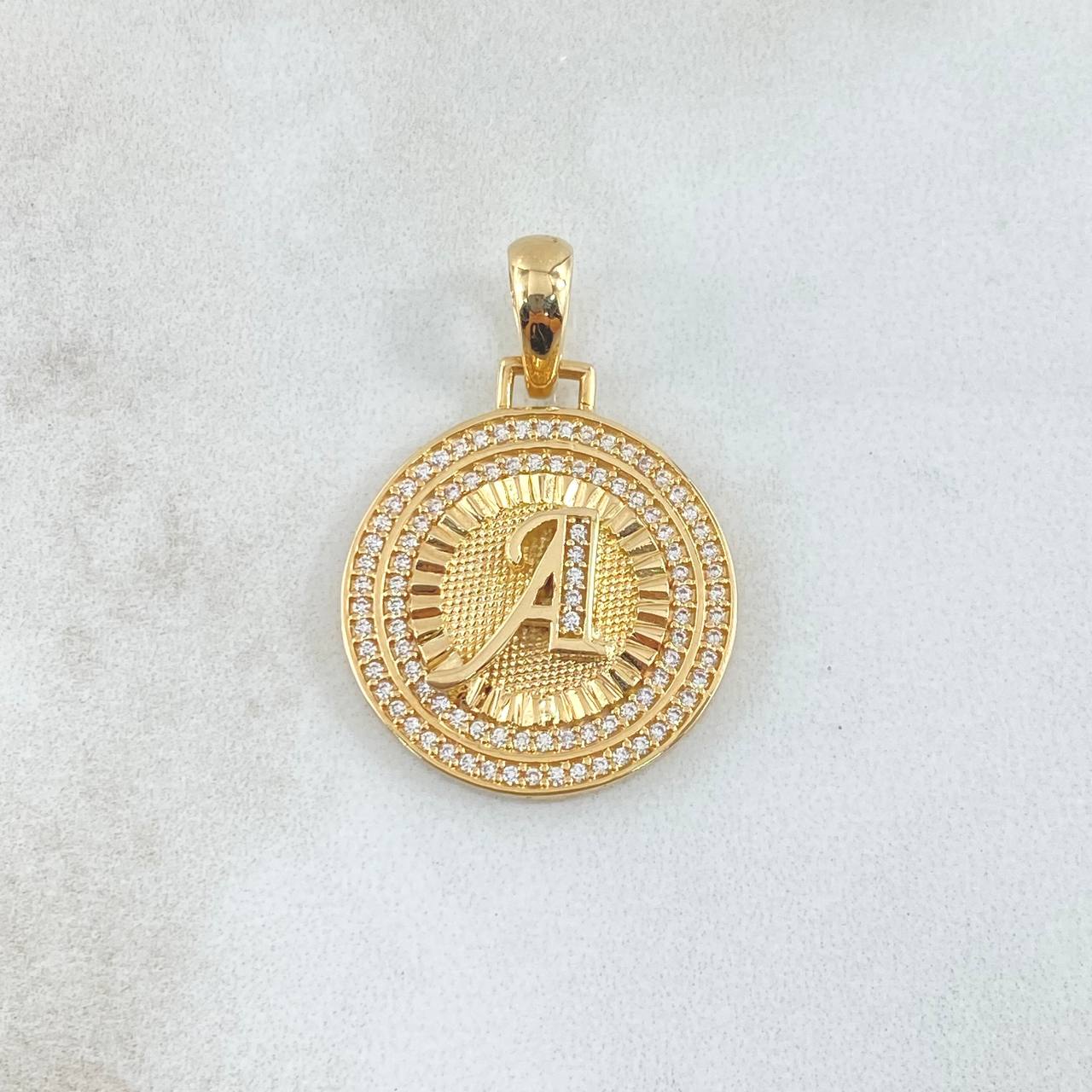 Dije Medalla Letra A 4.65gr / 3.1cm / Circones Blancos Oro Amarillo 18K