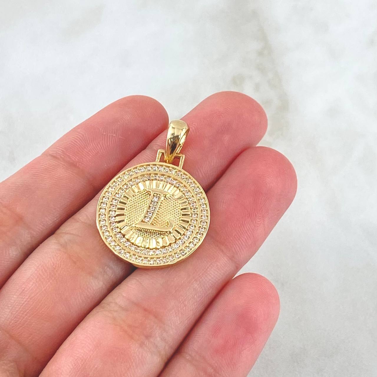 Dije Medalla Letra L 4.6gr / 3.1cm / Circones Blancos Oro Amarillo 18K