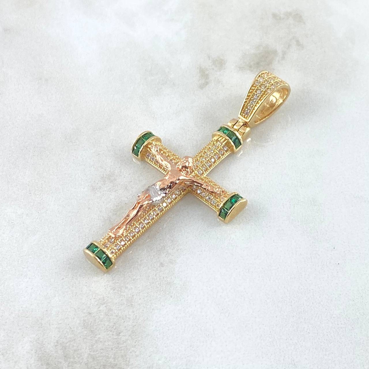 Dije Cristo Latino Abultado 8.35gr / 5cm / Circones Blancos Verdes Tres Oros 18K