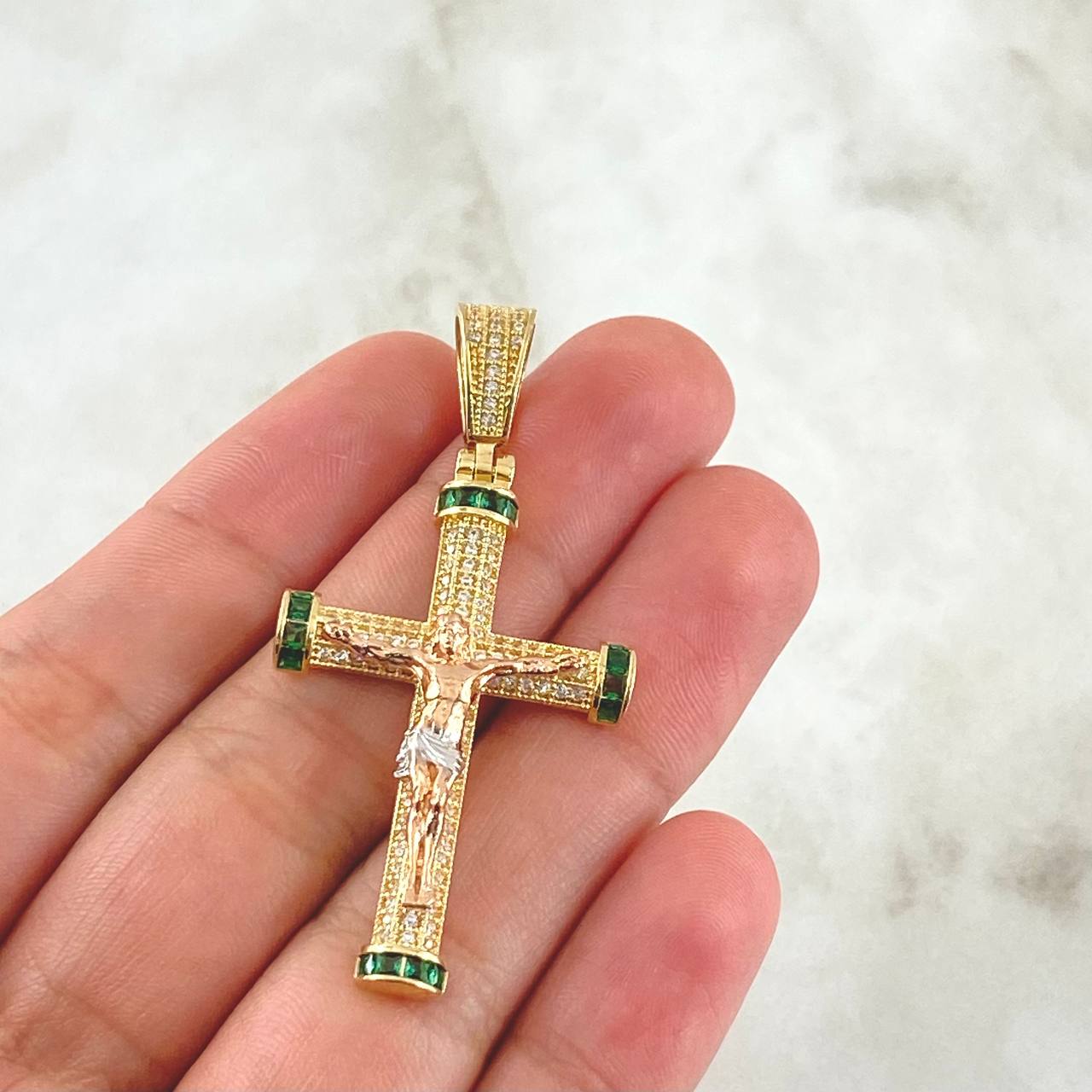 Dije Cristo Latino Abultado 8.35gr / 5cm / Circones Blancos Verdes Tres Oros 18K