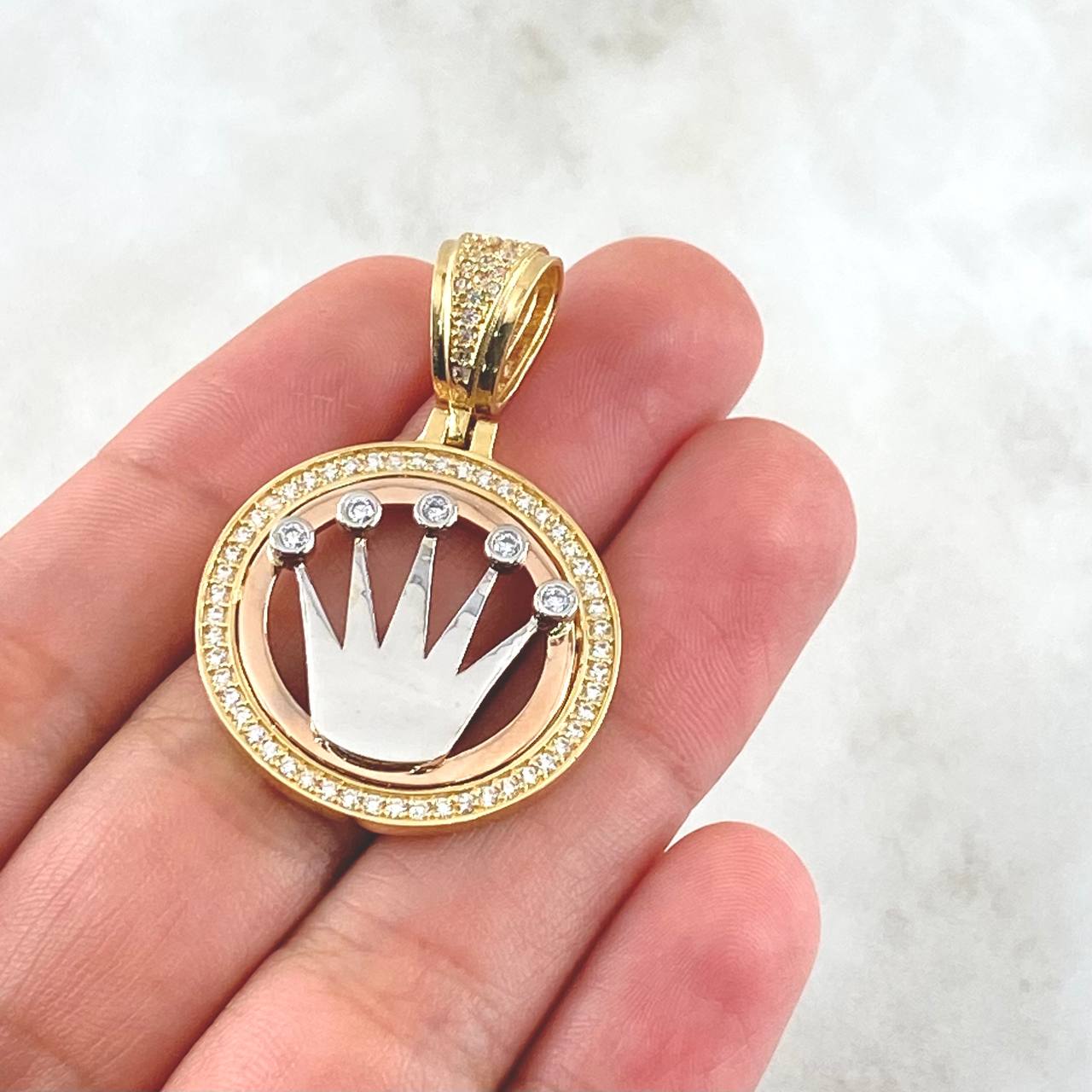 Dije Medalla Corona RX 8.05gr / 3.5cm / Circones Blancos  Tres Oros 18K