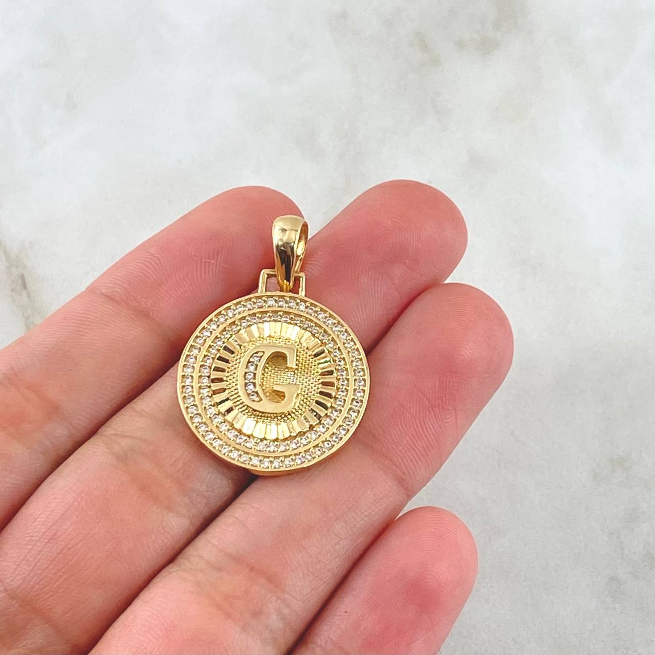 Dije Medalla Letra G 4.9gr / 3cm / Oro Amarillo 18K ©